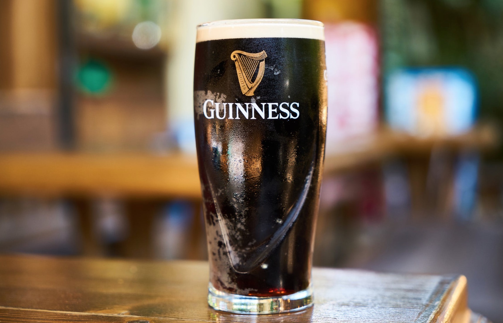 Pourquoi les bulles desendent dans la cascade Guinness ?